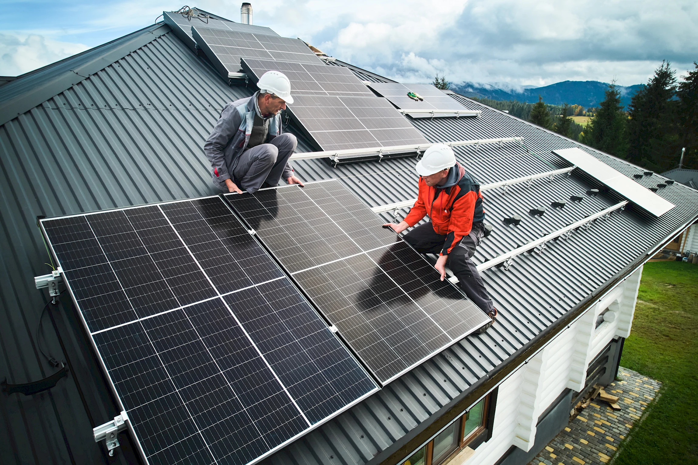 Installateur beim Verlegen von Heizungsrohren