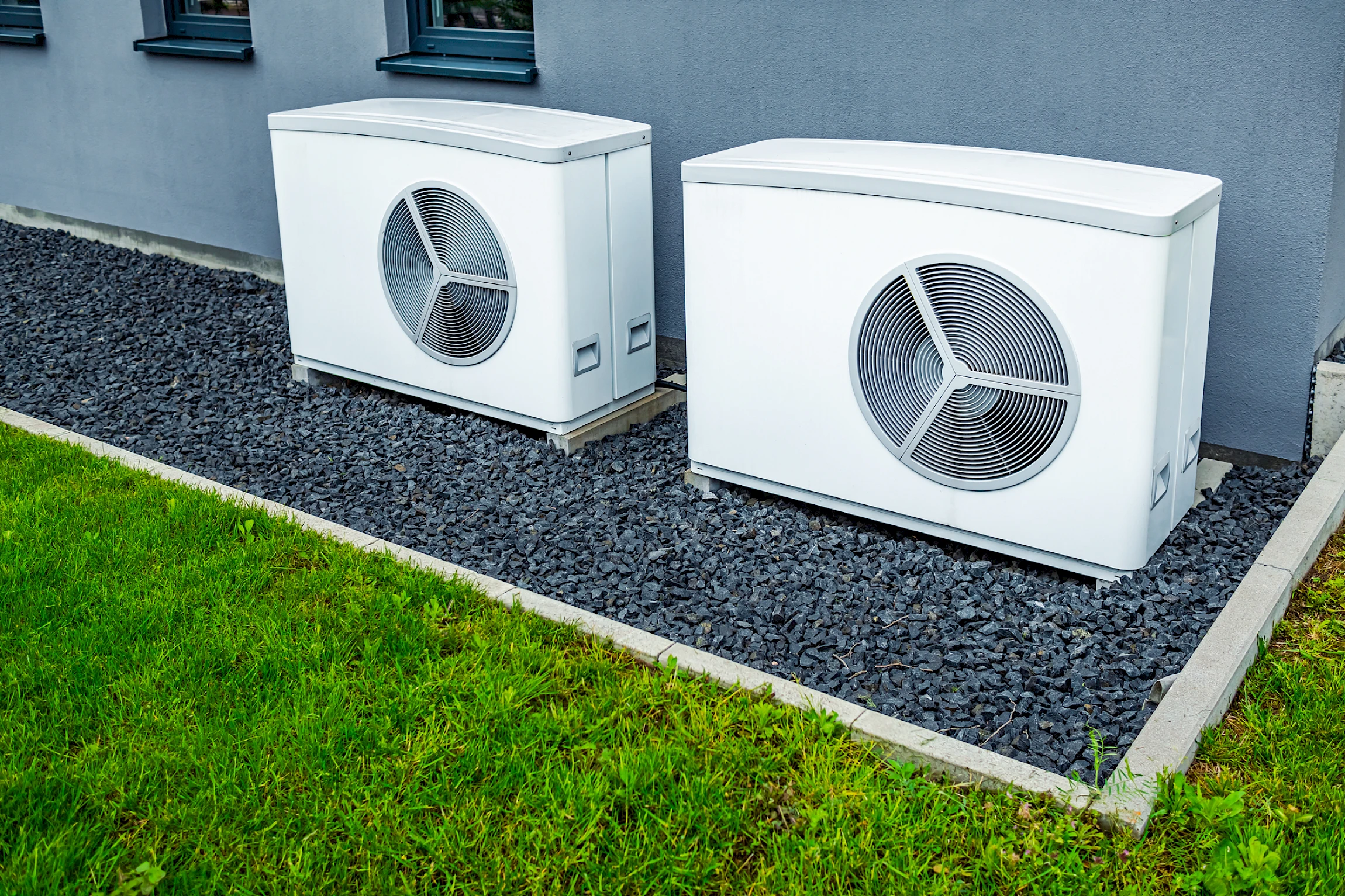 Team von Pfausler Installationen in Arbeitskleidung