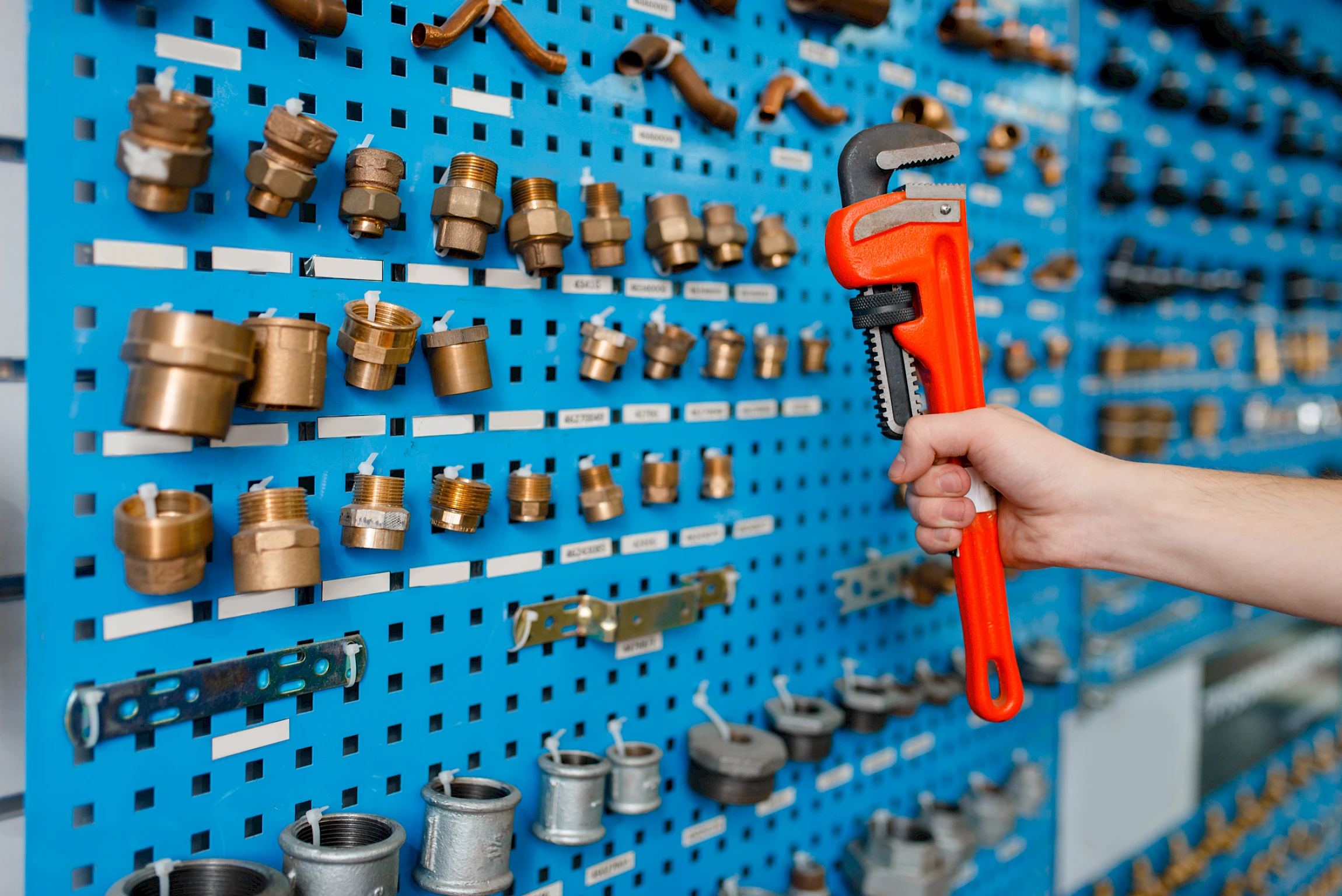 Installateur bei der Montage einer modernen Heizungsanlage im Großraum Telfs