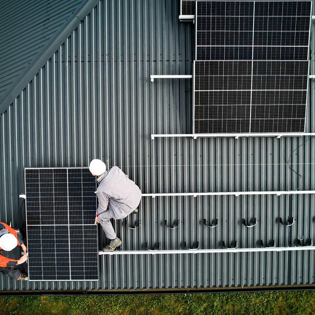Flachdach mit installierter Solaranlage – nachhaltige Energie für Wohnhaus