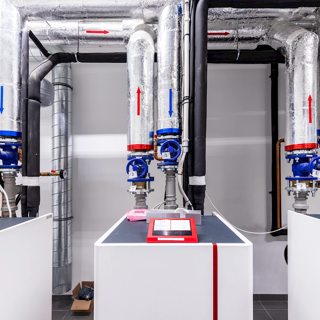 Heizraum mit moderner Gasheizung und Technik – professionelle Installation durch Meisterbetrieb