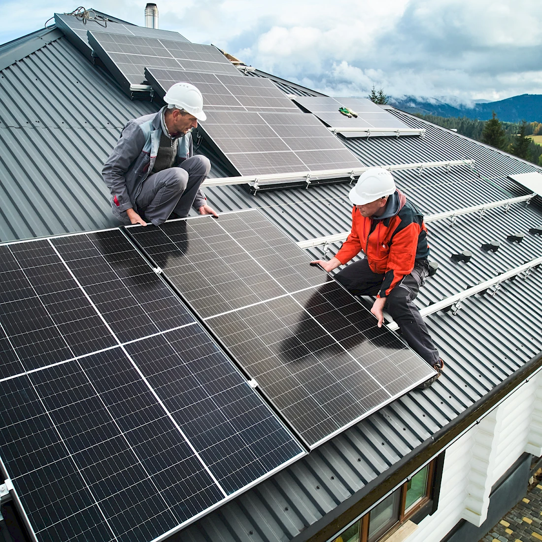Dach mit installierter Solaranlage – nachhaltige Energie für Einfamilienhaus