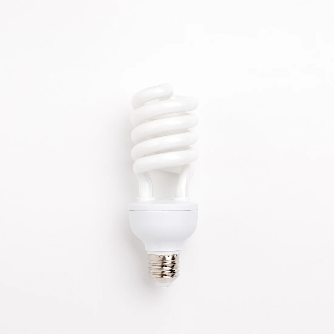 Energiesparlampe als Symbol für effiziente Haustechnik und nachhaltige Energielösungen